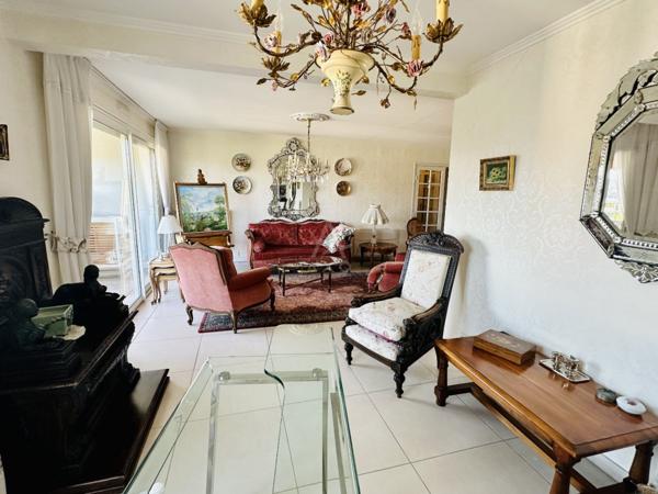 Hyères  Grand appartement traversant avec terrasses et garage