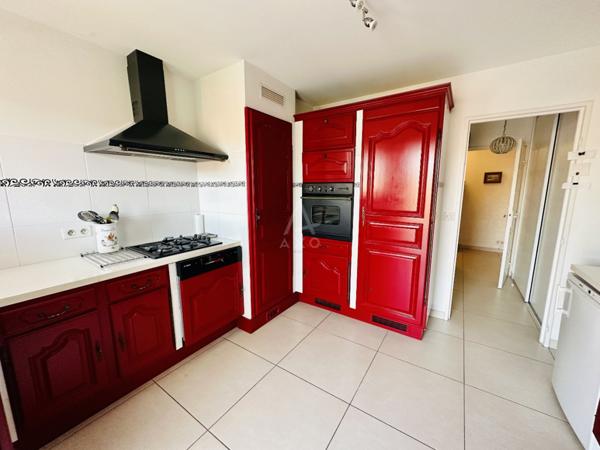 Hyères  Grand appartement traversant avec terrasses et garage