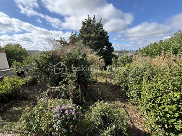 Nouveauté / Exclusivité : 
Située au calme d’une impasse à Couëron, cette maison des années 50 offre un beau potentiel pour les amateurs de rénovation et les personnes souhaitant créer un lieu de vie à leur image.
Implantée sur une parcelle de 1 000 m², elle bénéficie d’un très beau jardin, véritable atout de la propriété.
La maison nécessite une rénovation importante, laissant ainsi la possibilité de repenser les espaces et d’y apporter votre touche selon vos envies et votre projet.
La superficie du terrain peut également laisser envisager une éventuelle division parcellaire, possibilité qui restera à étudier et à valider auprès des services d’urbanisme de la mairie de Couëron.
Pour vous aider à vous projeter sereinement, un accompagnement peut être proposé pour l’estimation et le chiffrage des différents travaux à prévoir.
Un bien à découvrir pour son environnement, son terrain et les nombreuses possibilités qu’il offre.
