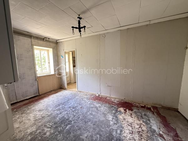 Nouveauté / Exclusivité : 
Située au calme d’une impasse à Couëron, cette maison des années 50 offre un beau potentiel pour les amateurs de rénovation et les personnes souhaitant créer un lieu de vie à leur image.
Implantée sur une parcelle de 1 000 m², elle bénéficie d’un très beau jardin, véritable atout de la propriété.
La maison nécessite une rénovation importante, laissant ainsi la possibilité de repenser les espaces et d’y apporter votre touche selon vos envies et votre projet.
La superficie du terrain peut également laisser envisager une éventuelle division parcellaire, possibilité qui restera à étudier et à valider auprès des services d’urbanisme de la mairie de Couëron.
Pour vous aider à vous projeter sereinement, un accompagnement peut être proposé pour l’estimation et le chiffrage des différents travaux à prévoir.
Un bien à découvrir pour son environnement, son terrain et les nombreuses possibilités qu’il offre.
