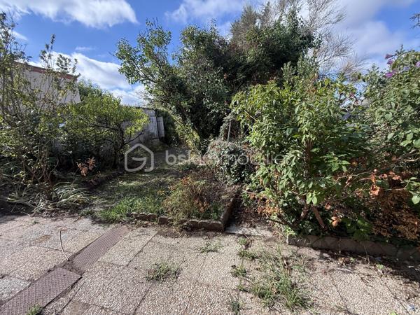 Nouveauté / Exclusivité : 
Située au calme d’une impasse à Couëron, cette maison des années 50 offre un beau potentiel pour les amateurs de rénovation et les personnes souhaitant créer un lieu de vie à leur image.
Implantée sur une parcelle de 1 000 m², elle bénéficie d’un très beau jardin, véritable atout de la propriété.
La maison nécessite une rénovation importante, laissant ainsi la possibilité de repenser les espaces et d’y apporter votre touche selon vos envies et votre projet.
La superficie du terrain peut également laisser envisager une éventuelle division parcellaire, possibilité qui restera à étudier et à valider auprès des services d’urbanisme de la mairie de Couëron.
Pour vous aider à vous projeter sereinement, un accompagnement peut être proposé pour l’estimation et le chiffrage des différents travaux à prévoir.
Un bien à découvrir pour son environnement, son terrain et les nombreuses possibilités qu’il offre.