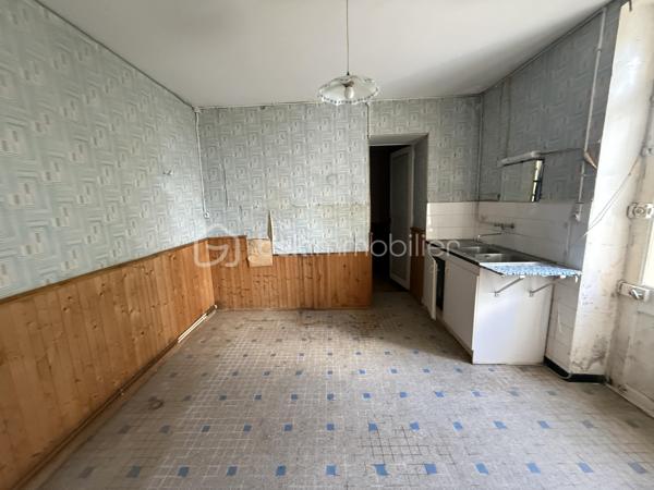 Nouveauté / Exclusivité : 
Située au calme d’une impasse à Couëron, cette maison des années 50 offre un beau potentiel pour les amateurs de rénovation et les personnes souhaitant créer un lieu de vie à leur image.
Implantée sur une parcelle de 1 000 m², elle bénéficie d’un très beau jardin, véritable atout de la propriété.
La maison nécessite une rénovation importante, laissant ainsi la possibilité de repenser les espaces et d’y apporter votre touche selon vos envies et votre projet.
La superficie du terrain peut également laisser envisager une éventuelle division parcellaire, possibilité qui restera à étudier et à valider auprès des services d’urbanisme de la mairie de Couëron.
Pour vous aider à vous projeter sereinement, un accompagnement peut être proposé pour l’estimation et le chiffrage des différents travaux à prévoir.
Un bien à découvrir pour son environnement, son terrain et les nombreuses possibilités qu’il offre.