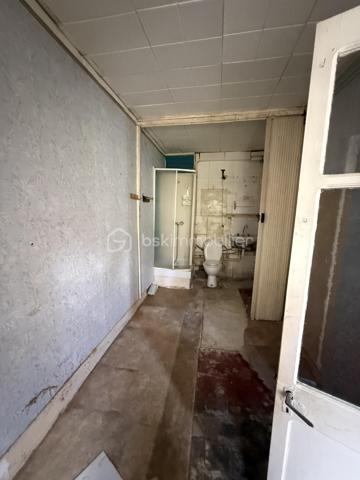 Nouveauté / Exclusivité : 
Située au calme d’une impasse à Couëron, cette maison des années 50 offre un beau potentiel pour les amateurs de rénovation et les personnes souhaitant créer un lieu de vie à leur image.
Implantée sur une parcelle de 1 000 m², elle bénéficie d’un très beau jardin, véritable atout de la propriété.
La maison nécessite une rénovation importante, laissant ainsi la possibilité de repenser les espaces et d’y apporter votre touche selon vos envies et votre projet.
La superficie du terrain peut également laisser envisager une éventuelle division parcellaire, possibilité qui restera à étudier et à valider auprès des services d’urbanisme de la mairie de Couëron.
Pour vous aider à vous projeter sereinement, un accompagnement peut être proposé pour l’estimation et le chiffrage des différents travaux à prévoir.
Un bien à découvrir pour son environnement, son terrain et les nombreuses possibilités qu’il offre.