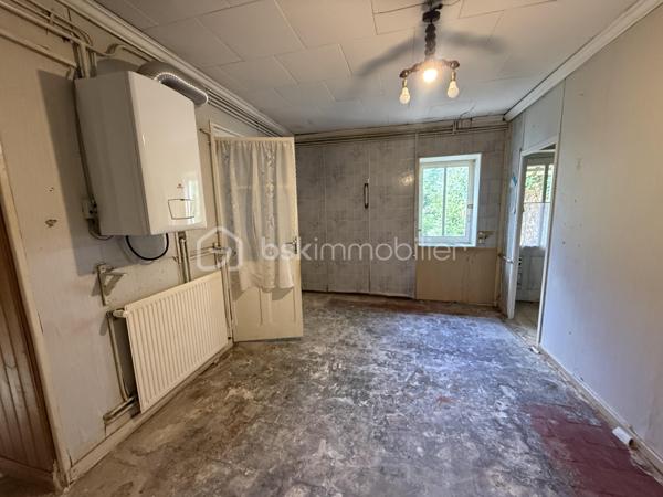 Nouveauté / Exclusivité : 
Située au calme d’une impasse à Couëron, cette maison des années 50 offre un beau potentiel pour les amateurs de rénovation et les personnes souhaitant créer un lieu de vie à leur image.
Implantée sur une parcelle de 1 000 m², elle bénéficie d’un très beau jardin, véritable atout de la propriété.
La maison nécessite une rénovation importante, laissant ainsi la possibilité de repenser les espaces et d’y apporter votre touche selon vos envies et votre projet.
La superficie du terrain peut également laisser envisager une éventuelle division parcellaire, possibilité qui restera à étudier et à valider auprès des services d’urbanisme de la mairie de Couëron.
Pour vous aider à vous projeter sereinement, un accompagnement peut être proposé pour l’estimation et le chiffrage des différents travaux à prévoir.
Un bien à découvrir pour son environnement, son terrain et les nombreuses possibilités qu’il offre.