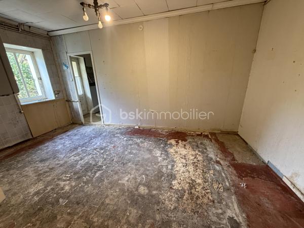Nouveauté / Exclusivité : 
Située au calme d’une impasse à Couëron, cette maison des années 50 offre un beau potentiel pour les amateurs de rénovation et les personnes souhaitant créer un lieu de vie à leur image.
Implantée sur une parcelle de 1 000 m², elle bénéficie d’un très beau jardin, véritable atout de la propriété.
La maison nécessite une rénovation importante, laissant ainsi la possibilité de repenser les espaces et d’y apporter votre touche selon vos envies et votre projet.
La superficie du terrain peut également laisser envisager une éventuelle division parcellaire, possibilité qui restera à étudier et à valider auprès des services d’urbanisme de la mairie de Couëron.
Pour vous aider à vous projeter sereinement, un accompagnement peut être proposé pour l’estimation et le chiffrage des différents travaux à prévoir.
Un bien à découvrir pour son environnement, son terrain et les nombreuses possibilités qu’il offre.