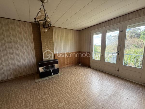 Nouveauté / Exclusivité : 
Située au calme d’une impasse à Couëron, cette maison des années 50 offre un beau potentiel pour les amateurs de rénovation et les personnes souhaitant créer un lieu de vie à leur image.
Implantée sur une parcelle de 1 000 m², elle bénéficie d’un très beau jardin, véritable atout de la propriété.
La maison nécessite une rénovation importante, laissant ainsi la possibilité de repenser les espaces et d’y apporter votre touche selon vos envies et votre projet.
La superficie du terrain peut également laisser envisager une éventuelle division parcellaire, possibilité qui restera à étudier et à valider auprès des services d’urbanisme de la mairie de Couëron.
Pour vous aider à vous projeter sereinement, un accompagnement peut être proposé pour l’estimation et le chiffrage des différents travaux à prévoir.
Un bien à découvrir pour son environnement, son terrain et les nombreuses possibilités qu’il offre.