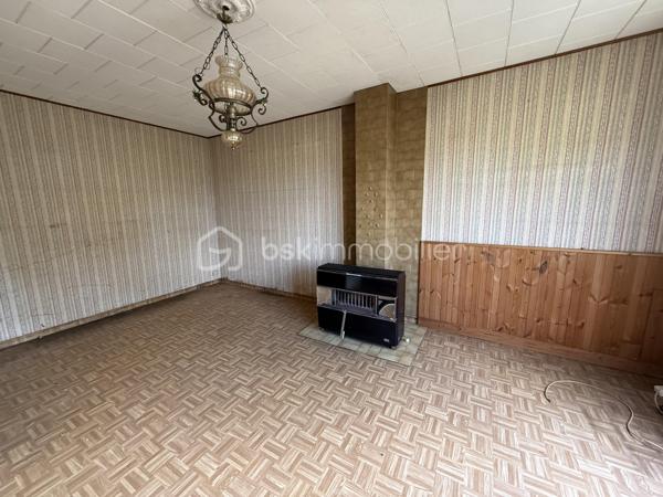 Nouveauté / Exclusivité : 
Située au calme d’une impasse à Couëron, cette maison des années 50 offre un beau potentiel pour les amateurs de rénovation et les personnes souhaitant créer un lieu de vie à leur image.
Implantée sur une parcelle de 1 000 m², elle bénéficie d’un très beau jardin, véritable atout de la propriété.
La maison nécessite une rénovation importante, laissant ainsi la possibilité de repenser les espaces et d’y apporter votre touche selon vos envies et votre projet.
La superficie du terrain peut également laisser envisager une éventuelle division parcellaire, possibilité qui restera à étudier et à valider auprès des services d’urbanisme de la mairie de Couëron.
Pour vous aider à vous projeter sereinement, un accompagnement peut être proposé pour l’estimation et le chiffrage des différents travaux à prévoir.
Un bien à découvrir pour son environnement, son terrain et les nombreuses possibilités qu’il offre.