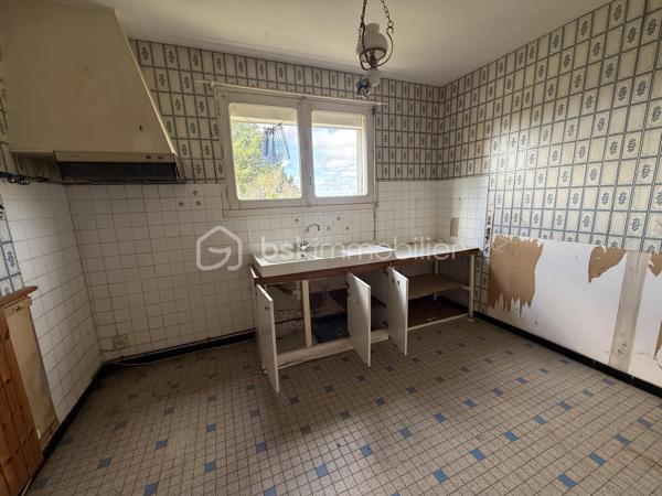 Nouveauté / Exclusivité : 
Située au calme d’une impasse à Couëron, cette maison des années 50 offre un beau potentiel pour les amateurs de rénovation et les personnes souhaitant créer un lieu de vie à leur image.
Implantée sur une parcelle de 1 000 m², elle bénéficie d’un très beau jardin, véritable atout de la propriété.
La maison nécessite une rénovation importante, laissant ainsi la possibilité de repenser les espaces et d’y apporter votre touche selon vos envies et votre projet.
La superficie du terrain peut également laisser envisager une éventuelle division parcellaire, possibilité qui restera à étudier et à valider auprès des services d’urbanisme de la mairie de Couëron.
Pour vous aider à vous projeter sereinement, un accompagnement peut être proposé pour l’estimation et le chiffrage des différents travaux à prévoir.
Un bien à découvrir pour son environnement, son terrain et les nombreuses possibilités qu’il offre.