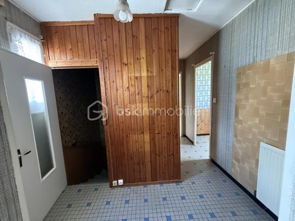 Nouveauté / Exclusivité : 
Située au calme d’une impasse à Couëron, cette maison des années 50 offre un beau potentiel pour les amateurs de rénovation et les personnes souhaitant créer un lieu de vie à leur image.
Implantée sur une parcelle de 1 000 m², elle bénéficie d’un très beau jardin, véritable atout de la propriété.
La maison nécessite une rénovation importante, laissant ainsi la possibilité de repenser les espaces et d’y apporter votre touche selon vos envies et votre projet.
La superficie du terrain peut également laisser envisager une éventuelle division parcellaire, possibilité qui restera à étudier et à valider auprès des services d’urbanisme de la mairie de Couëron.
Pour vous aider à vous projeter sereinement, un accompagnement peut être proposé pour l’estimation et le chiffrage des différents travaux à prévoir.
Un bien à découvrir pour son environnement, son terrain et les nombreuses possibilités qu’il offre.