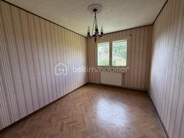 Nouveauté / Exclusivité : 
Située au calme d’une impasse à Couëron, cette maison des années 50 offre un beau potentiel pour les amateurs de rénovation et les personnes souhaitant créer un lieu de vie à leur image.
Implantée sur une parcelle de 1 000 m², elle bénéficie d’un très beau jardin, véritable atout de la propriété.
La maison nécessite une rénovation importante, laissant ainsi la possibilité de repenser les espaces et d’y apporter votre touche selon vos envies et votre projet.
La superficie du terrain peut également laisser envisager une éventuelle division parcellaire, possibilité qui restera à étudier et à valider auprès des services d’urbanisme de la mairie de Couëron.
Pour vous aider à vous projeter sereinement, un accompagnement peut être proposé pour l’estimation et le chiffrage des différents travaux à prévoir.
Un bien à découvrir pour son environnement, son terrain et les nombreuses possibilités qu’il offre.