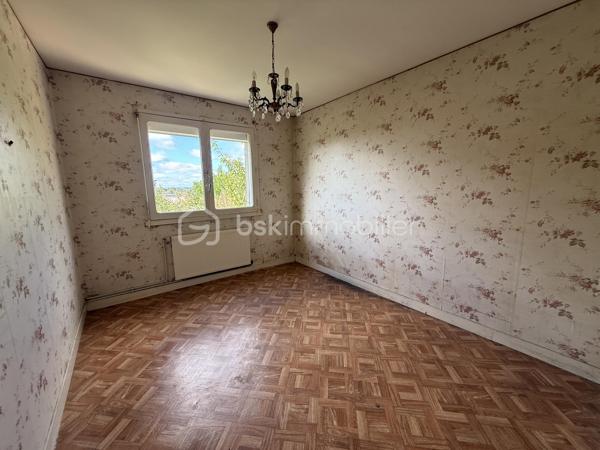 Nouveauté / Exclusivité : 
Située au calme d’une impasse à Couëron, cette maison des années 50 offre un beau potentiel pour les amateurs de rénovation et les personnes souhaitant créer un lieu de vie à leur image.
Implantée sur une parcelle de 1 000 m², elle bénéficie d’un très beau jardin, véritable atout de la propriété.
La maison nécessite une rénovation importante, laissant ainsi la possibilité de repenser les espaces et d’y apporter votre touche selon vos envies et votre projet.
La superficie du terrain peut également laisser envisager une éventuelle division parcellaire, possibilité qui restera à étudier et à valider auprès des services d’urbanisme de la mairie de Couëron.
Pour vous aider à vous projeter sereinement, un accompagnement peut être proposé pour l’estimation et le chiffrage des différents travaux à prévoir.
Un bien à découvrir pour son environnement, son terrain et les nombreuses possibilités qu’il offre.