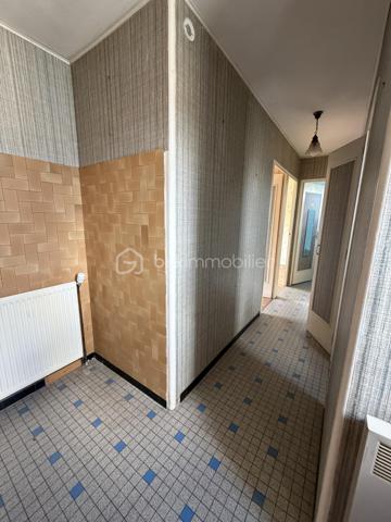Nouveauté / Exclusivité : 
Située au calme d’une impasse à Couëron, cette maison des années 50 offre un beau potentiel pour les amateurs de rénovation et les personnes souhaitant créer un lieu de vie à leur image.
Implantée sur une parcelle de 1 000 m², elle bénéficie d’un très beau jardin, véritable atout de la propriété.
La maison nécessite une rénovation importante, laissant ainsi la possibilité de repenser les espaces et d’y apporter votre touche selon vos envies et votre projet.
La superficie du terrain peut également laisser envisager une éventuelle division parcellaire, possibilité qui restera à étudier et à valider auprès des services d’urbanisme de la mairie de Couëron.
Pour vous aider à vous projeter sereinement, un accompagnement peut être proposé pour l’estimation et le chiffrage des différents travaux à prévoir.
Un bien à découvrir pour son environnement, son terrain et les nombreuses possibilités qu’il offre.