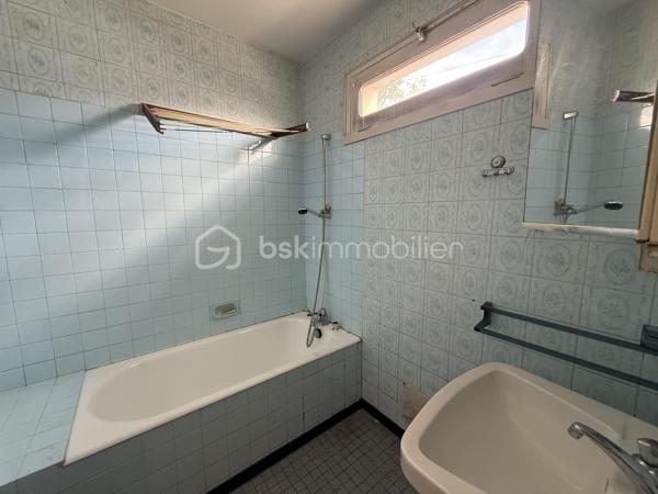 Nouveauté / Exclusivité : 
Située au calme d’une impasse à Couëron, cette maison des années 50 offre un beau potentiel pour les amateurs de rénovation et les personnes souhaitant créer un lieu de vie à leur image.
Implantée sur une parcelle de 1 000 m², elle bénéficie d’un très beau jardin, véritable atout de la propriété.
La maison nécessite une rénovation importante, laissant ainsi la possibilité de repenser les espaces et d’y apporter votre touche selon vos envies et votre projet.
La superficie du terrain peut également laisser envisager une éventuelle division parcellaire, possibilité qui restera à étudier et à valider auprès des services d’urbanisme de la mairie de Couëron.
Pour vous aider à vous projeter sereinement, un accompagnement peut être proposé pour l’estimation et le chiffrage des différents travaux à prévoir.
Un bien à découvrir pour son environnement, son terrain et les nombreuses possibilités qu’il offre.