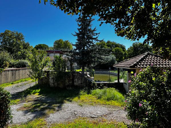 Maison Loriol Sur Drome 8 pièce(s) 191 m2, a renover, avec piscine et jardin, 5 chambres et studio