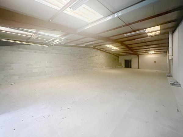 "À 7 min de l’A43 : 220 m² bruts à configurer"