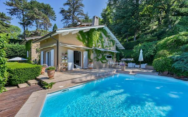 SAINT-DIDIER-AU-MONT-D'OR - BELLE MAISON FAMILIALE ENTIÈREMENT CLIMATISÉE AVEC VUE ET PARC ARBORÉ