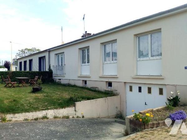 VILLAINES-LA-JUHEL (53), proche commodités, maison d'habitation surélevée sur sous-sol, mitoyen...