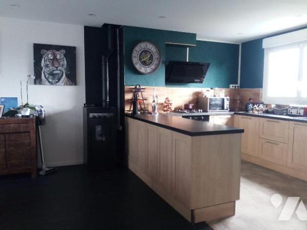 VILLAINES-LA-JUHEL (53), proche commodités, maison d'habitation surélevée sur sous-sol, mitoyen...