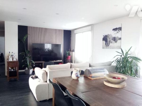 VILLAINES-LA-JUHEL (53), proche commodités, maison d'habitation surélevée sur sous-sol, mitoyen...