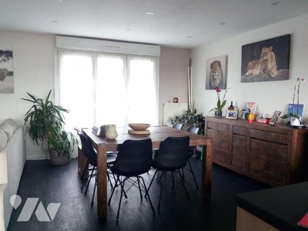 VILLAINES-LA-JUHEL (53), proche commodités, maison d'habitation surélevée sur sous-sol, mitoyen...