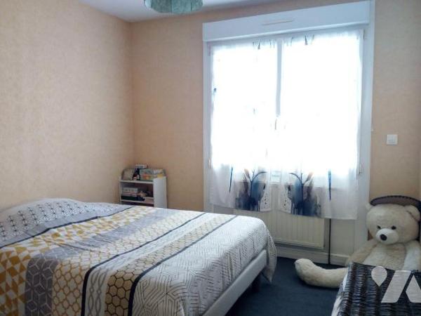 VILLAINES-LA-JUHEL (53), proche commodités, maison d'habitation surélevée sur sous-sol, mitoyen...