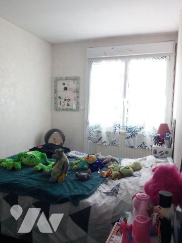 VILLAINES-LA-JUHEL (53), proche commodités, maison d'habitation surélevée sur sous-sol, mitoyen...