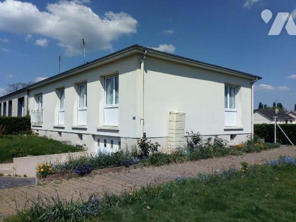 VILLAINES-LA-JUHEL (53), proche commodités, maison d'habitation surélevée sur sous-sol, mitoyen...