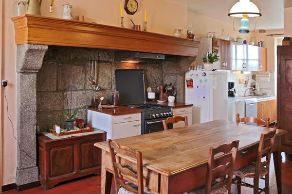 Charmante maison creusoise avec plusieurs dépendances et grand jardin arboré.