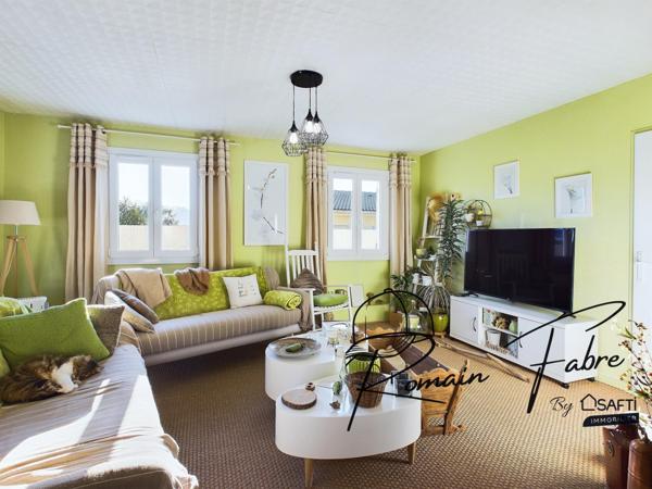 Maison de plain-pied rénovée avec goût, 2 chambres, garage et beau terrain