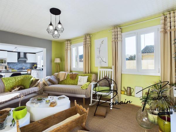 Maison de plain-pied rénovée avec goût, 2 chambres, garage et beau terrain