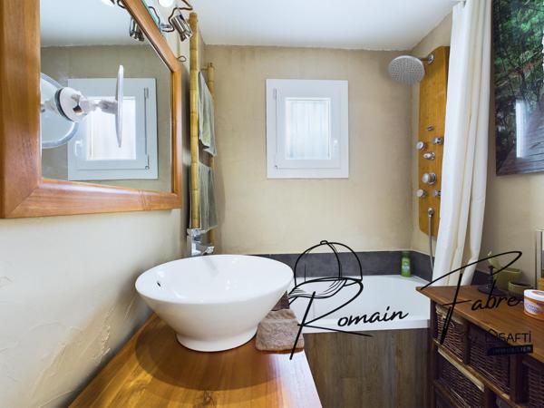 Maison de plain-pied rénovée avec goût, 2 chambres, garage et beau terrain