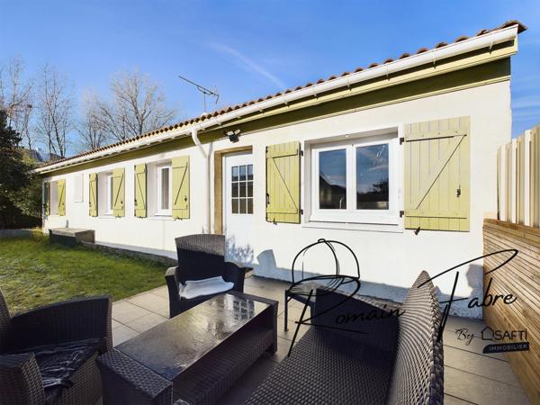 Maison de plain-pied rénovée avec goût, 2 chambres, garage et beau terrain