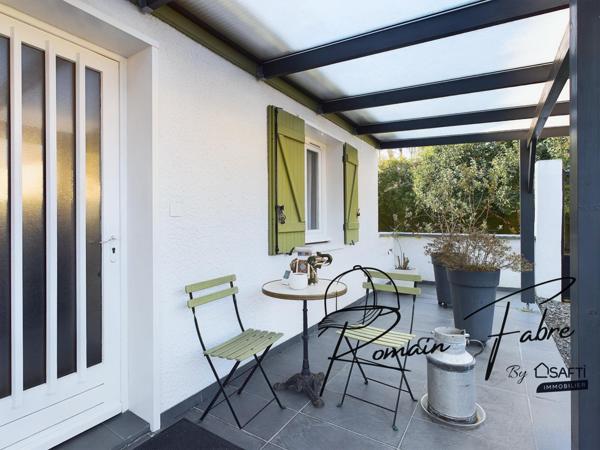 Maison de plain-pied rénovée avec goût, 2 chambres, garage et beau terrain