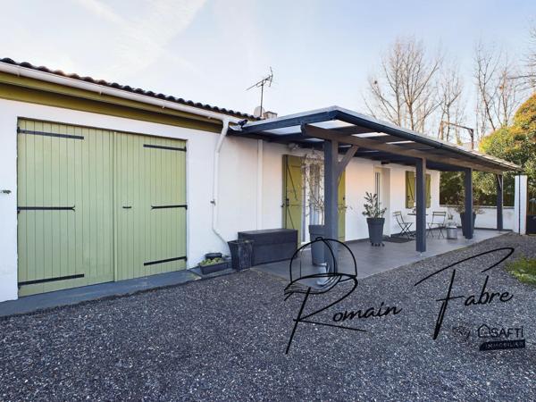Maison de plain-pied rénovée avec goût, 2 chambres, garage et beau terrain