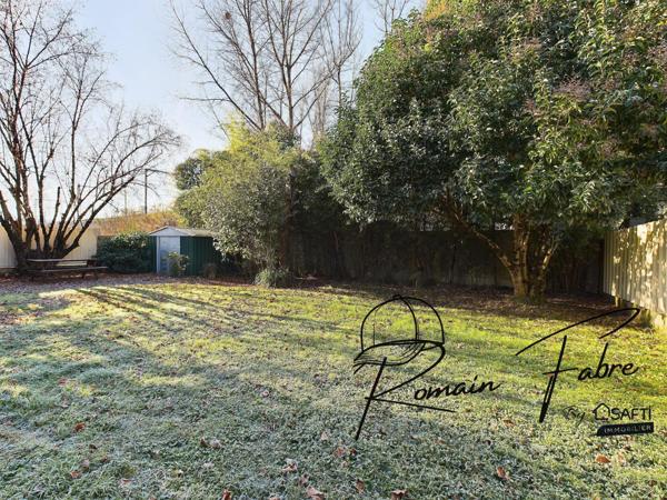 Maison de plain-pied rénovée avec goût, 2 chambres, garage et beau terrain