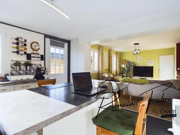 Maison de plain-pied rénovée avec goût, 2 chambres, garage et beau terrain