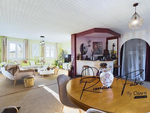 Maison de plain-pied rénovée avec goût, 2 chambres, garage et beau terrain