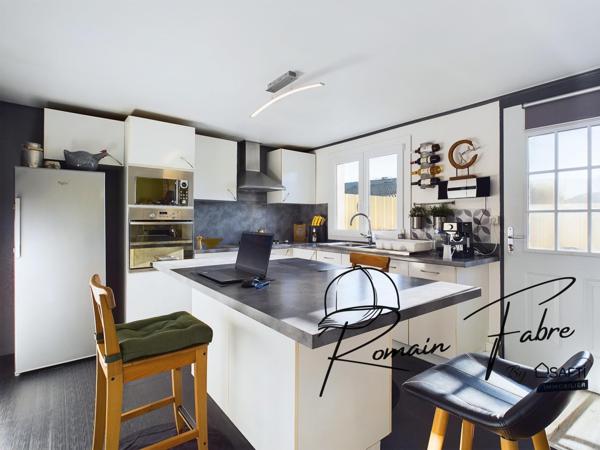 Maison de plain-pied rénovée avec goût, 2 chambres, garage et beau terrain