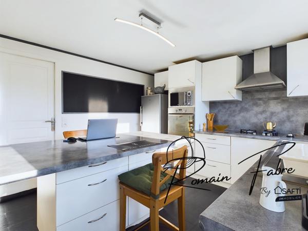 Maison de plain-pied rénovée avec goût, 2 chambres, garage et beau terrain