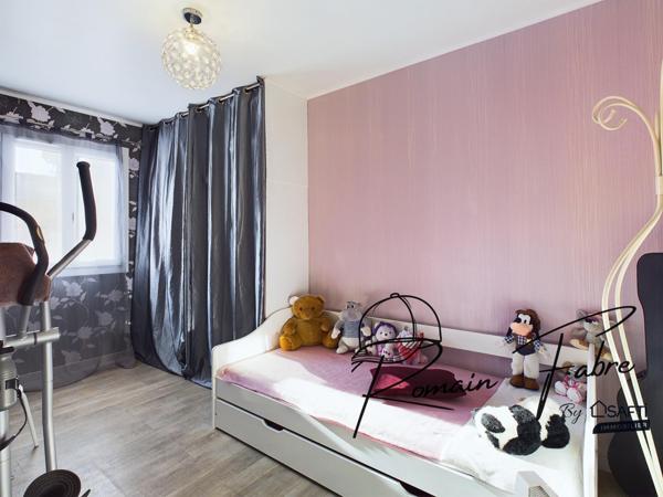 Maison de plain-pied rénovée avec goût, 2 chambres, garage et beau terrain