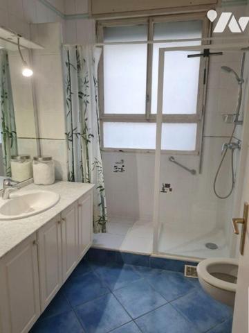 A 150m à pied de la station Rue de la Pompe (M9), venez visiter ce bel appartement de type T4, ...