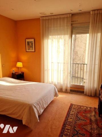 A 150m à pied de la station Rue de la Pompe (M9), venez visiter ce bel appartement de type T4, ...