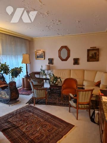 A 150m à pied de la station Rue de la Pompe (M9), venez visiter ce bel appartement de type T4, ...