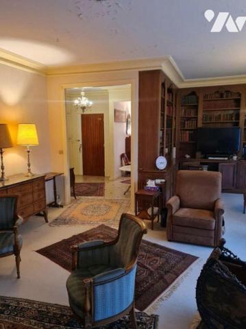 A 150m à pied de la station Rue de la Pompe (M9), venez visiter ce bel appartement de type T4, ...