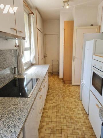 A 150m à pied de la station Rue de la Pompe (M9), venez visiter ce bel appartement de type T4, ...