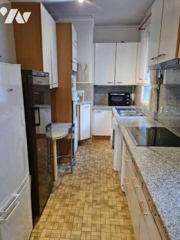 A 150m à pied de la station Rue de la Pompe (M9), venez visiter ce bel appartement de type T4, ...