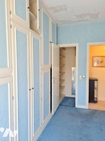 A 150m à pied de la station Rue de la Pompe (M9), venez visiter ce bel appartement de type T4, ...