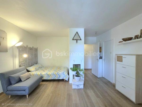Studio a Chambly situé au 1er étage d'une petite copropriété.
cave et place de parking