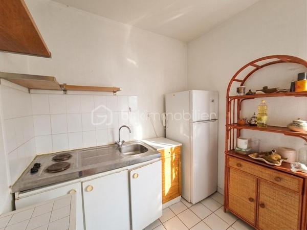 Studio a Chambly situé au 1er étage d'une petite copropriété.
cave et place de parking