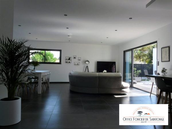 Villa contemporaine à toit plat 